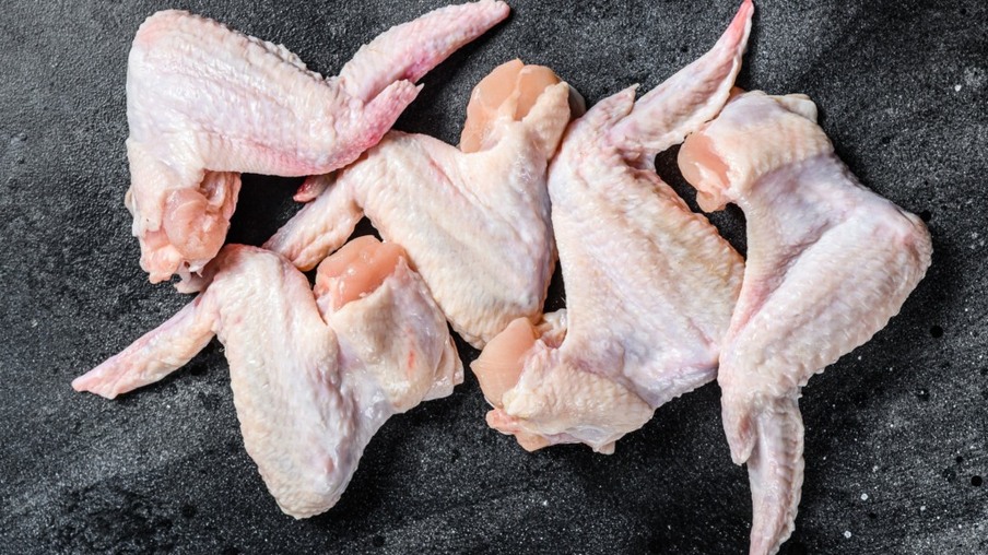 Carne de frango: Brasil deve liderar exportações mundiais em 2023 e responder com 37,8% do total