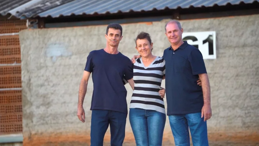 Família Benatti revitaliza a fazenda com criação de frangos