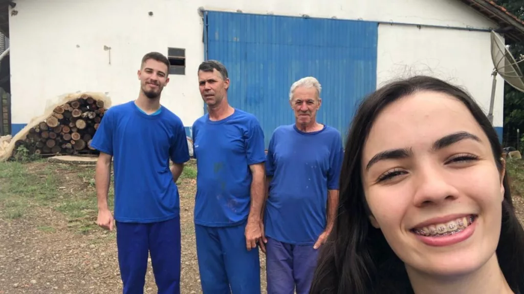 Foto: Arquivo pessoal de Larissa e seus familiares em frente ao aviário