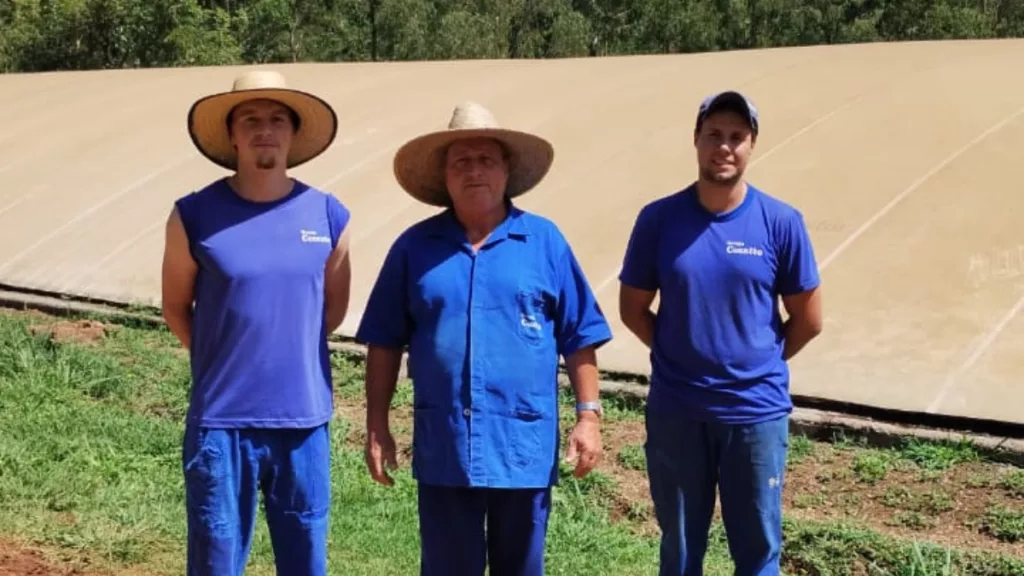 Maurício Elvino, suinocultor, junto com seu Jorge, dono da granja