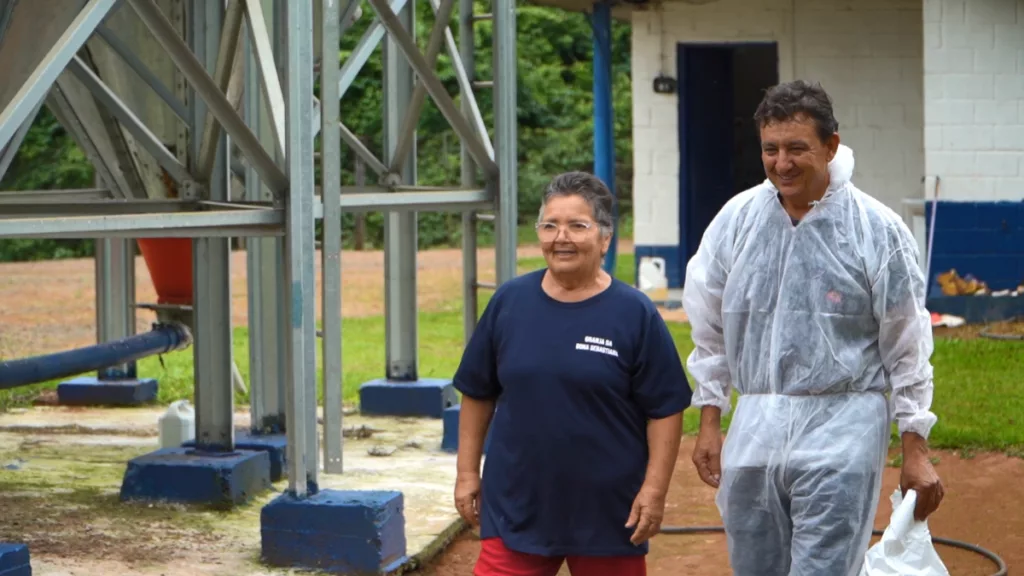 Dona Sebastiana com o técnico da integração